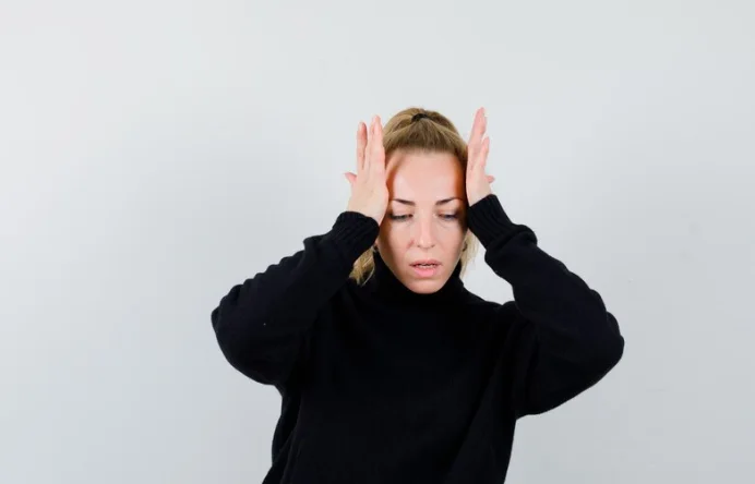 девушка страдает от нервного тика